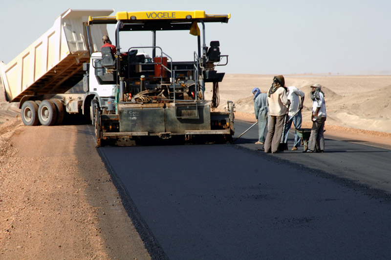 هيئة الطرق تؤكد استمرار صيانة الطرق ليلاً ونهاراً بالخرطوم