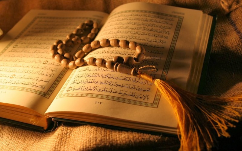 أمهات الشهداء يختمن القرآن على أرواحهم بساحة الاعتصام