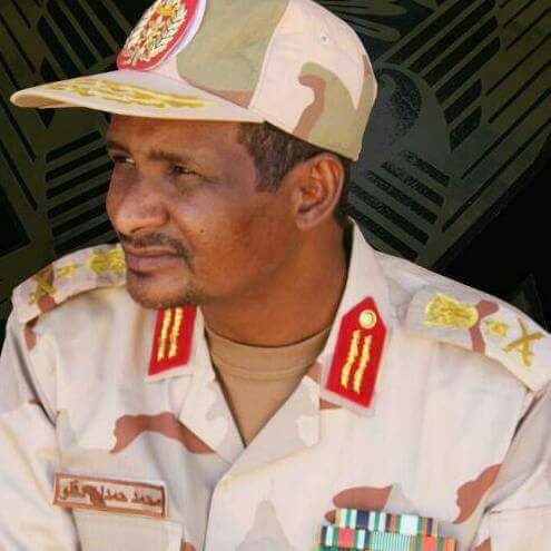 شاهد بالفيديو.. مطربة سودانية لقائد قوات الدعم السريع: (أنا بريدك يا حميدتي)