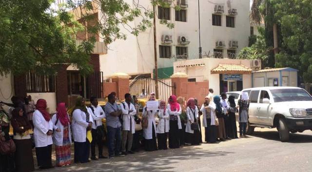 لجنة أطباء مستشفى كوستي: لن نرفع الإضراب ما لم تنفذ مطالب الأطباء