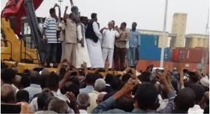 عمال غاضبون يشلون الحركة داخل الموانئ ببورتسودان