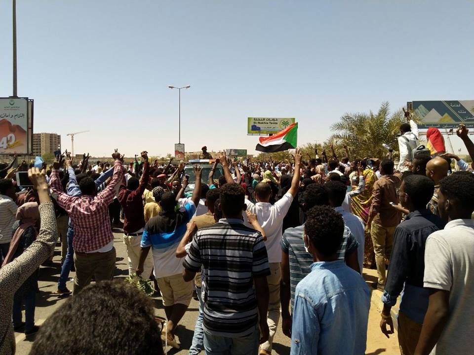 صحيفة أمريكية: هل بدأت نهاية شهر العسل بالثورة السودانية؟