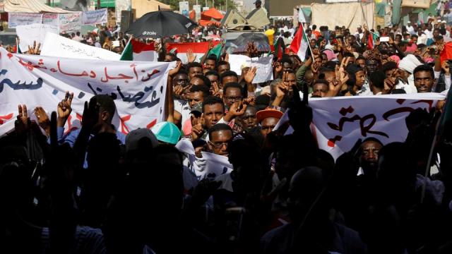 ثوار السودان يختبرون سلاح الإضراب ضد العسكر