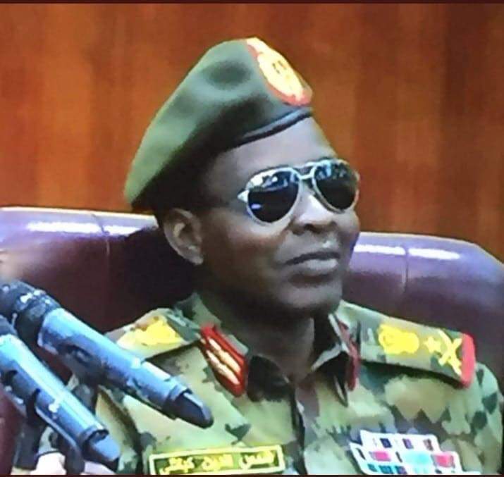 “النظارة الشمسية” للناطق الرسمي بإسم المجلس العسكري داخل القاعة تثير دهشة رواد مواقع التواصل