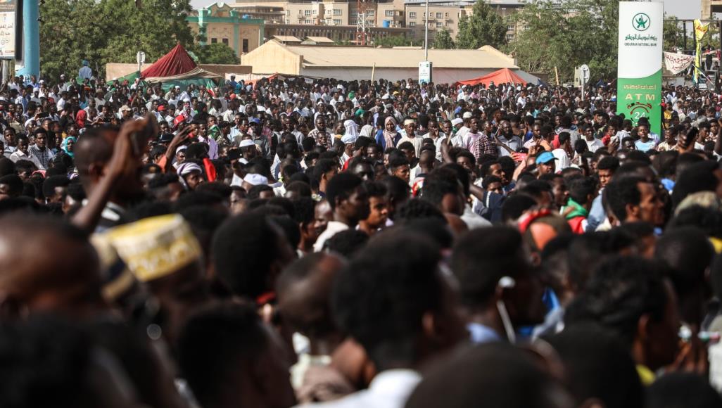 صحيفة “لاكروا” الفرنسية :  السودان لن يغرق في الفوضى على عكس ما وقع في ليبيا واليمن