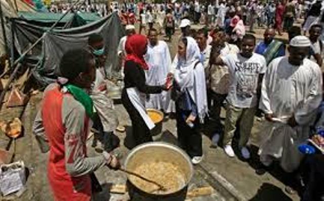 ساحة الاعتصام تشهد اليوم أكبر إفطار جماعي في تاريخ السودان