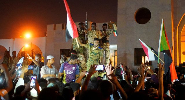 محلل سياسي يتوقع انقلاباً عسكرياً جديداً في السودان