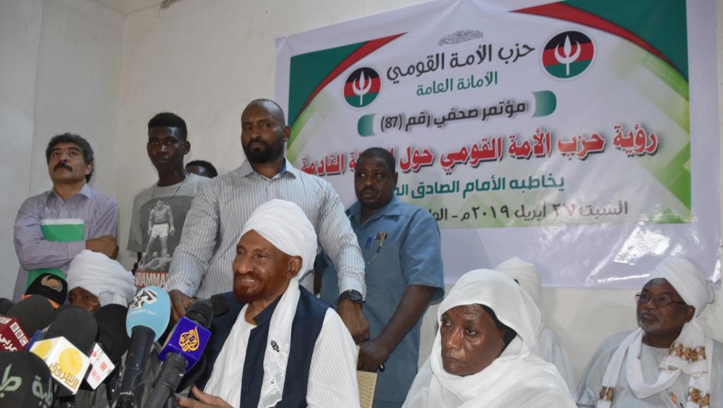 الصادق المهدي يميل للعسكر و يحذر من ثورة مضادة في السودان