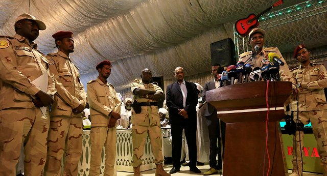 باحث سوداني: المجلس العسكري يبحث عن حليف للبقاء في السلطة