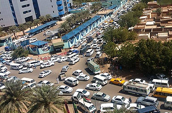 إزدحام مروري يصيب شوارع الخرطوم بالشلل