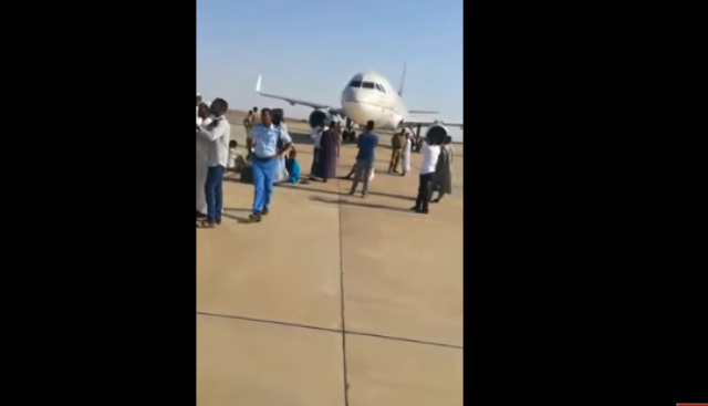 بالفيديو… سودانيون يعترضون طائرة سعودية في مطار الخرطوم