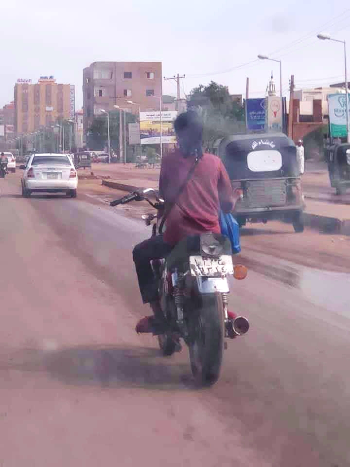 بالصورة : قيادة فتاة لدراجة بخارية في شوارع الخرطوم تثير جدلاً بمواقع التواصل