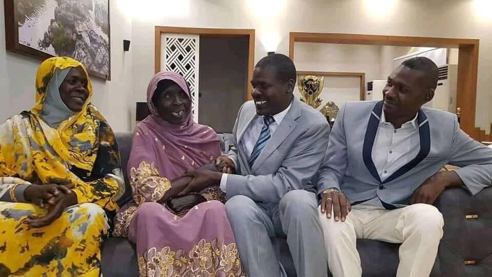 بالصورة: زيارة أسرة وزير العدل السوداني لابنها بمكتبه تثير جدلاً بمواقع التواصل
