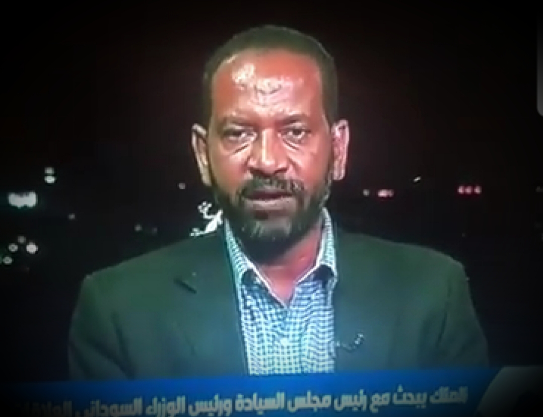 بالصورة : “ضب” يدهش المشاهدين وهو يعبث خلف مراسل قناة ( الاخبارية السعودية) بالخرطوم