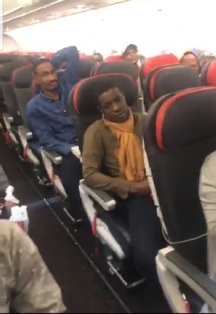 سودانيون عالقون يعيشون مأساة داخل طائرة بإسطنبول