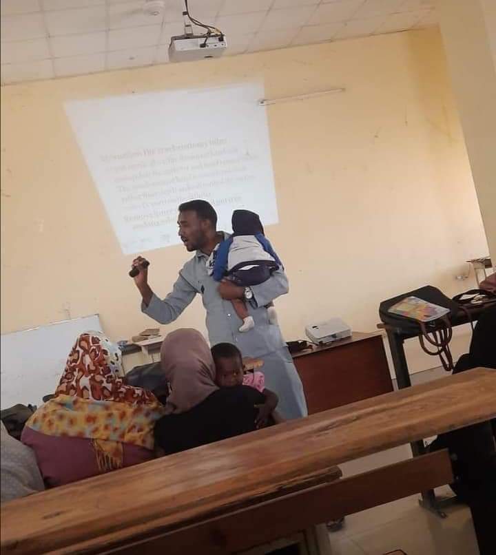 شاهد بالصور .. أستاذ سوداني يحمل رضيعة لإحدى طالباته أثناء المحاضرة يثير الإعجاب على مواقع التواصل 2 FB IMG 1643880916787