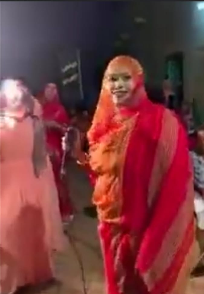 شاهد بالصورة والفيديو فنانة سودانية تستعرض مفاتنها أثناء تقديمها وصلة رقص فاضحة أبرزت من