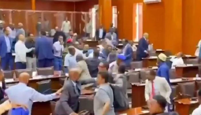 اشتباكات ولكمات خلال اجتماع سياسيين