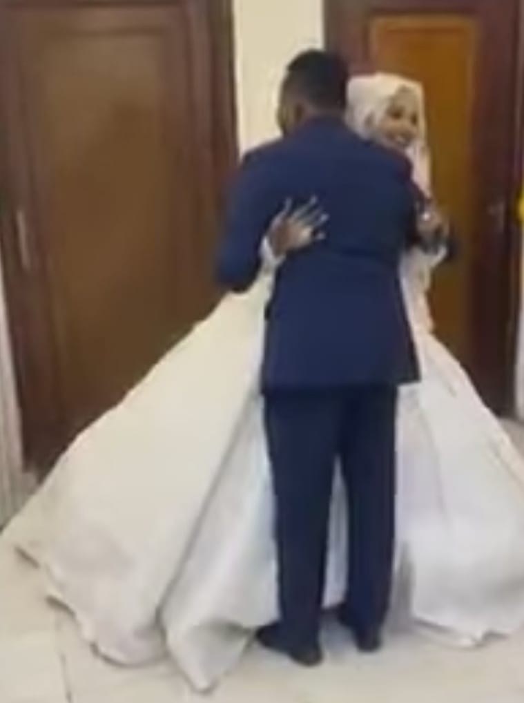 شاهد بالصورة والفيديو في ليلة زفافهما عروس سودانية تراوغ عريسها وترهقه قبل أن يقبض عليها