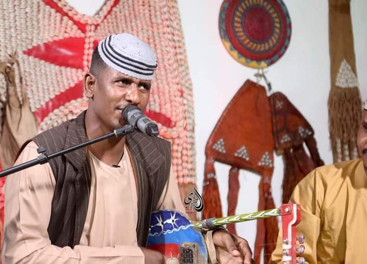 شاهد بالفيديو.. خلال حفل أحياه الفنان بلة ود الأشبة.. شاب سوداني يخلع