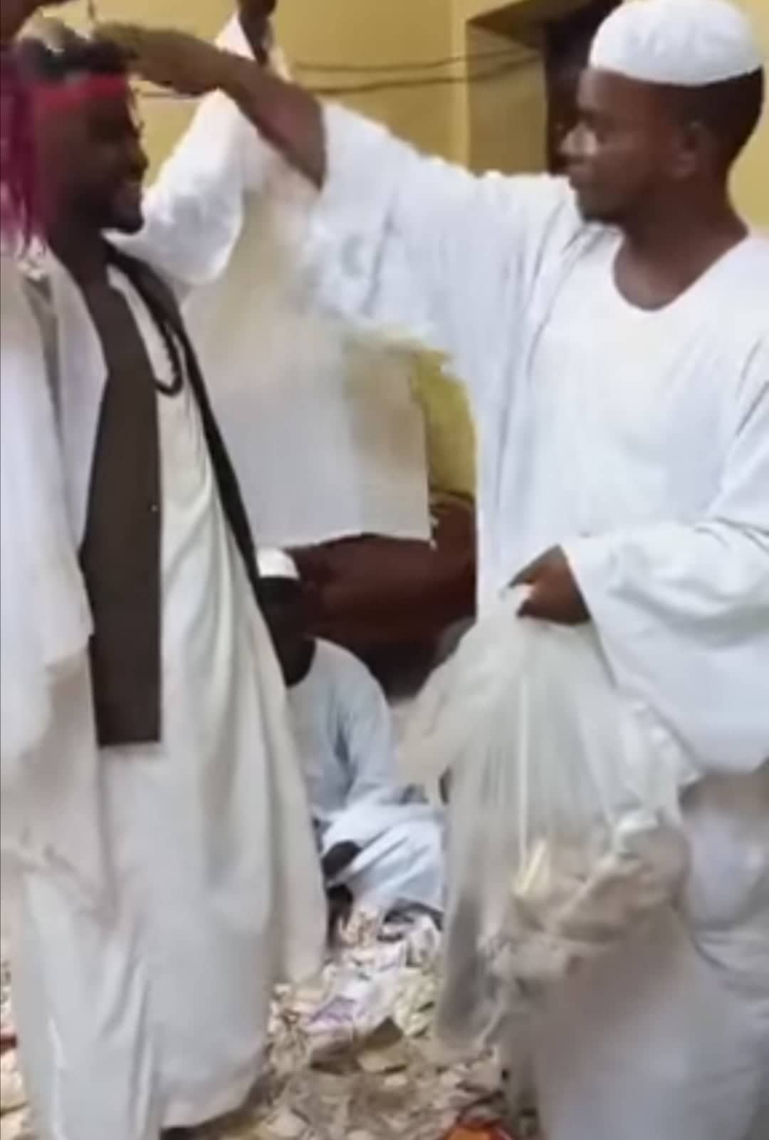 شاهد بالصورة والفيديو في نقطة وصفت بالأغلى والأكثر في التاريخ عريس سوداني يغرق في الأموال