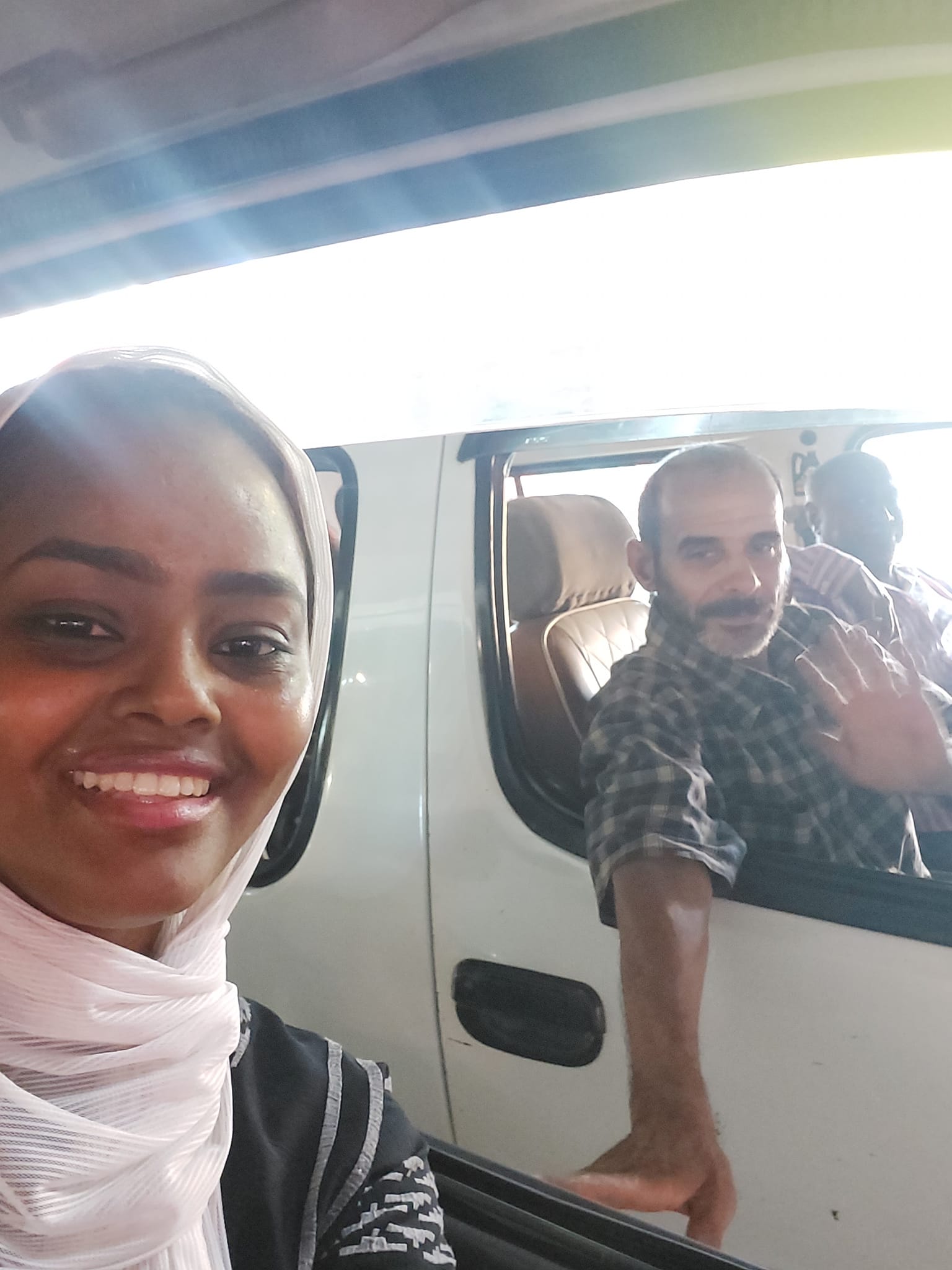 شاهد بالصورة فتاة سودانية تلتقط سيلفي في شوارع القاهرة مع سائق ميكروباص مصري معجب بالفنان
